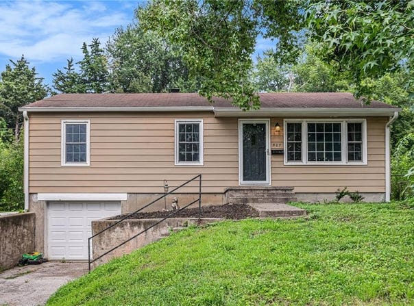 507 E Meadow Lane, St Joseph, MO 64501