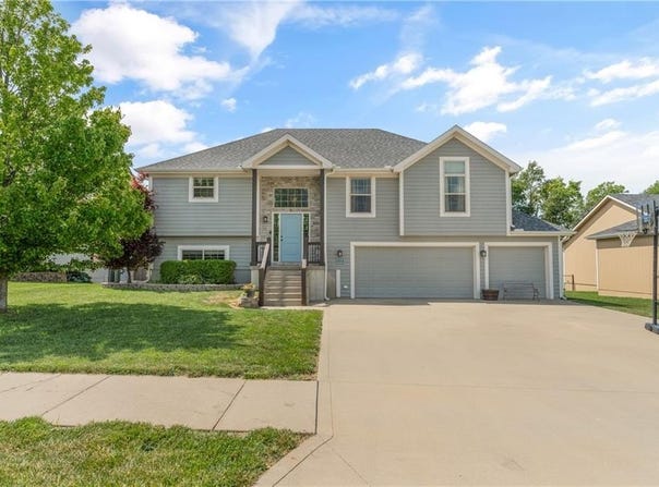 2712 E Sycamore Street, Tonganoxie, KS 66086