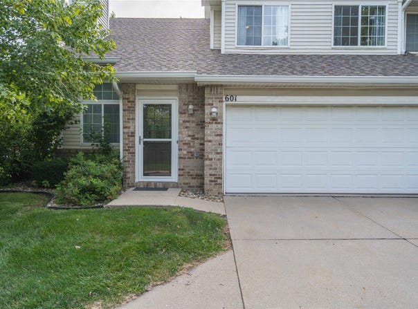 150 S Prairie View Drive unit: 601, West Des Moines, IA 50266