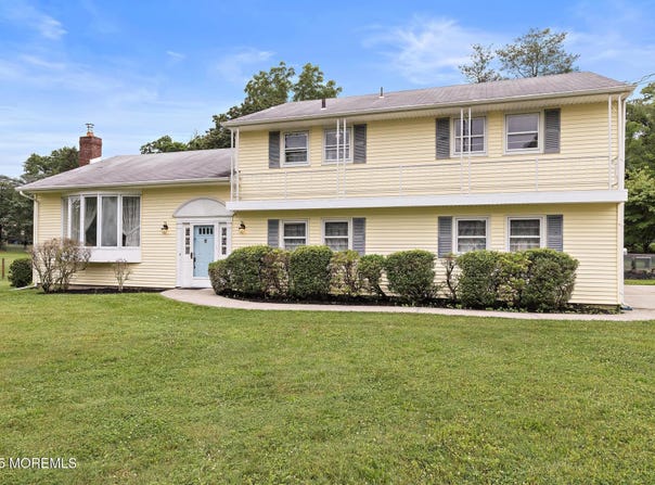 30 Clearview Drive, Tinton Falls, NJ 07724