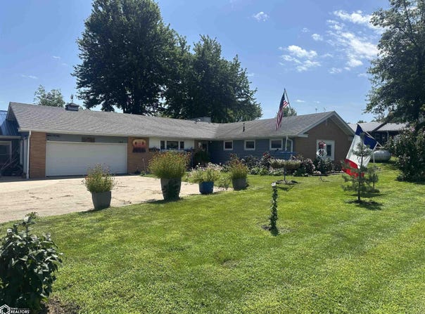 104 S Highland St, Russell, IA 50238-1070