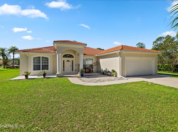 8 VILLAGE Circle, Palm Coast, FL 32164
