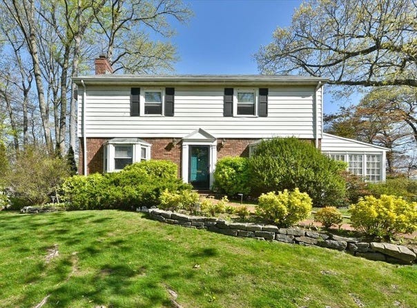 149 Wooleys Lane, Great Neck, NY 11023