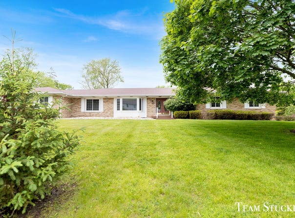 2225 Holiday Lane, Lansing, MI 48917