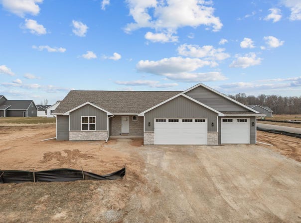 W5808 ROUNDSTONE Place, MENASHA, WI 54952