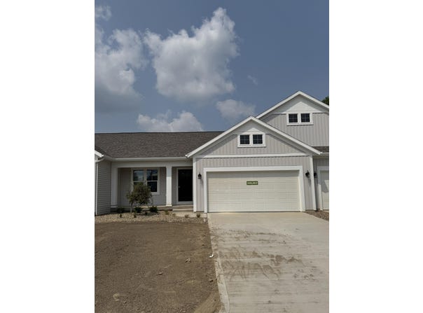 1533 N Village Circle, Kalamazoo, MI 49009