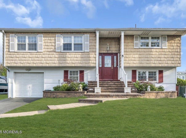 8 Ennis Drive, Hazlet, NJ 07730