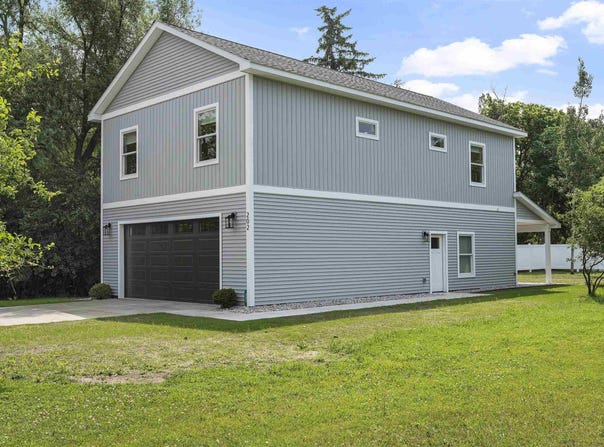 202 W Carpenter Street, Charlevoix, MI 49720