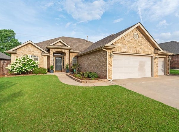 913 N Barn Hill Way, Mustang, OK 73064