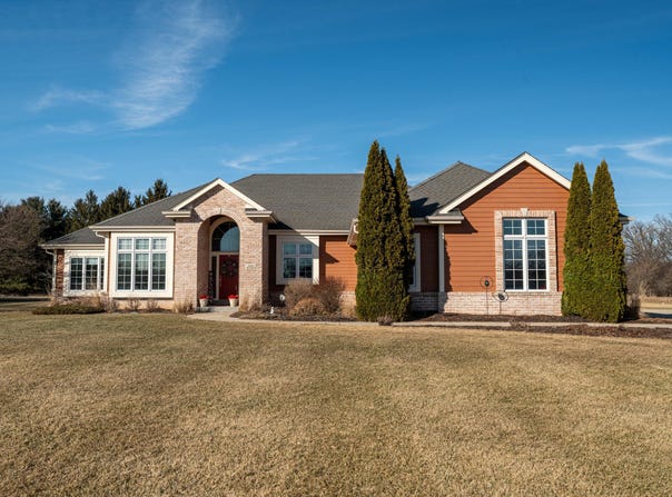 S101w32920 Westpointe Dr, Mukwonago, WI 53149