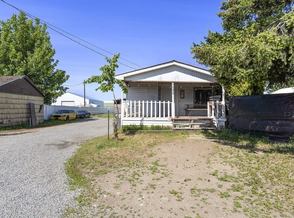 125 N Flora Rd, Greenacres, WA 99016