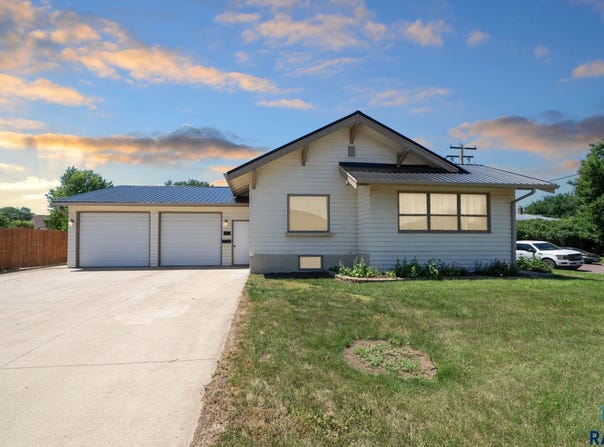 119 N Cedar St, Canton, SD 57013