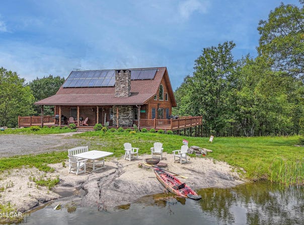 1 Green Mountain Place, Roaring Brook Twp, PA 18444