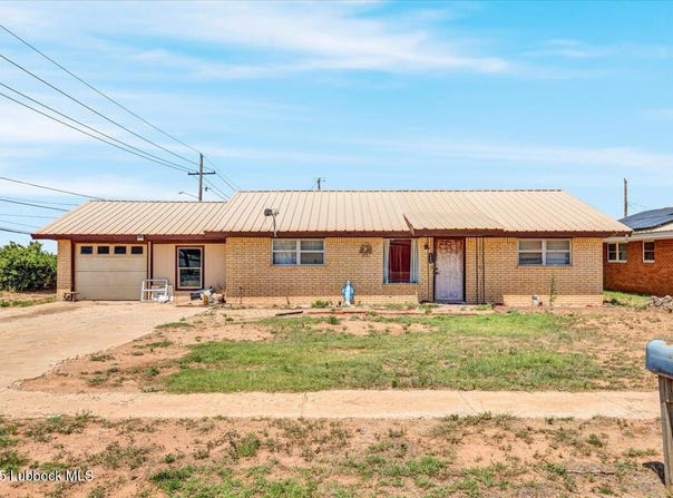 102 Eagle Avenue, Levelland, TX 79336