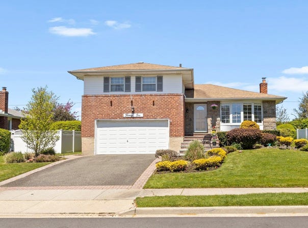 21 Felice Lane, Plainview, NY 11803