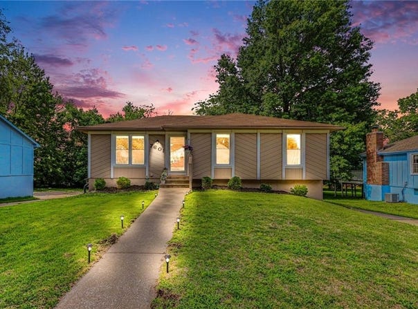 7601 E 134th Terrace, Grandview, MO 64030