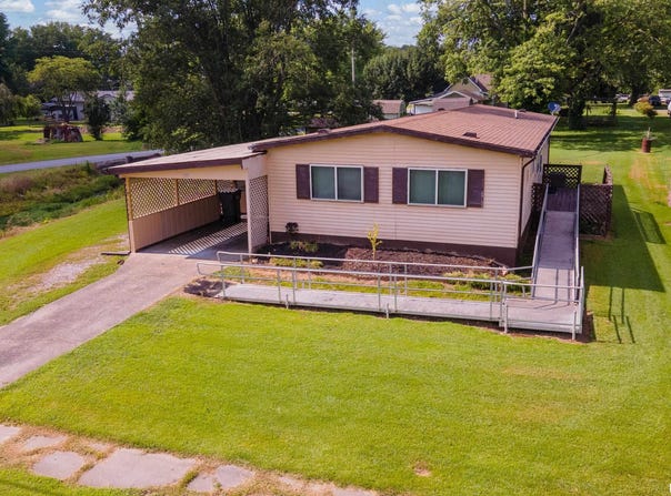 208 W PENNSYLVANIA Avenue, Pittsburg, IL 62974