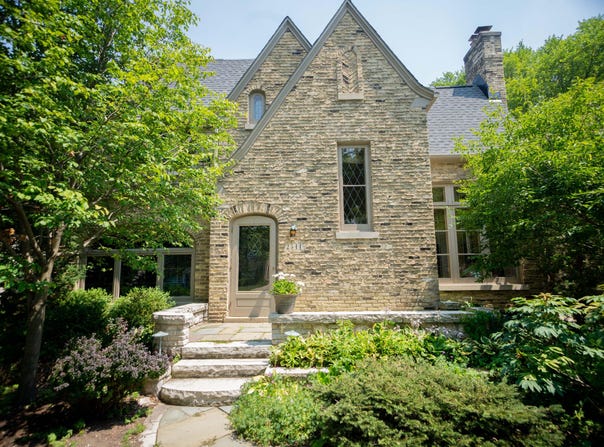 2544 N 91st St, Wauwatosa, WI 53226