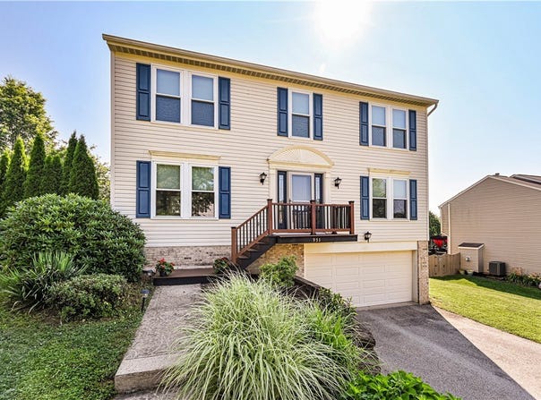 951 Castlegate Cir, Hempfield Twp, PA 15601
