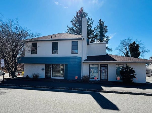 239 Roslyn Rd, Roslyn Heights, NY 11577