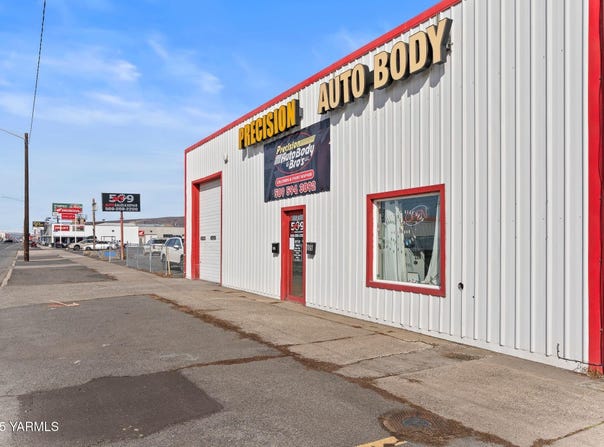 609 S 1st St, Yakima, WA 98901