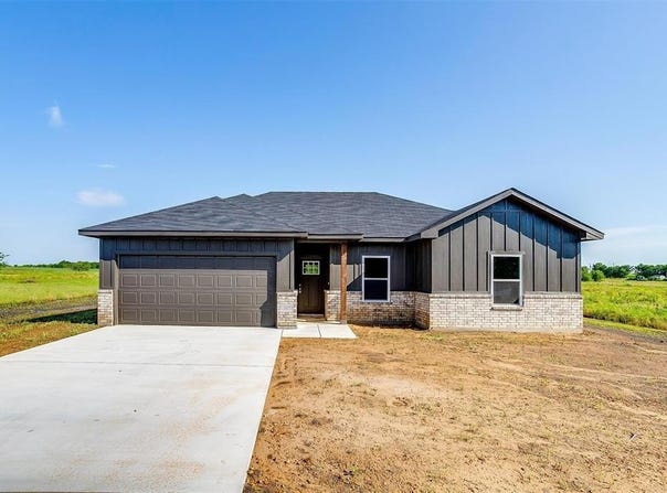 105 W Main Street, Rio Vista, TX 76093
