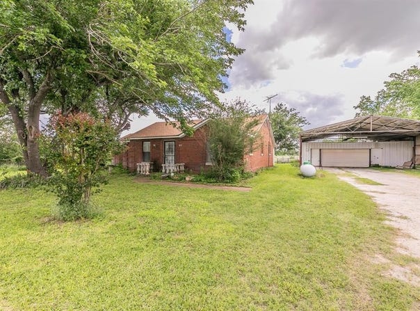 109 Honeysuckle, Paradise, TX 76073