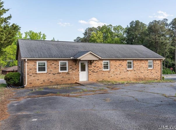 606 N Thomas St, South Hill, VA 23970