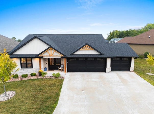 1831 BOBBY JONES Drive, DE PERE, WI 54115-5609