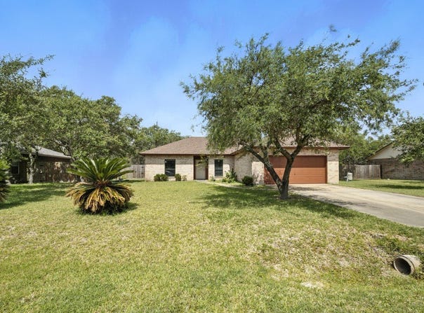 829 Redwood Avenue, Rockport, TX 78382