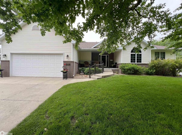 1121 Woodland Drive, Newton, IA 50208