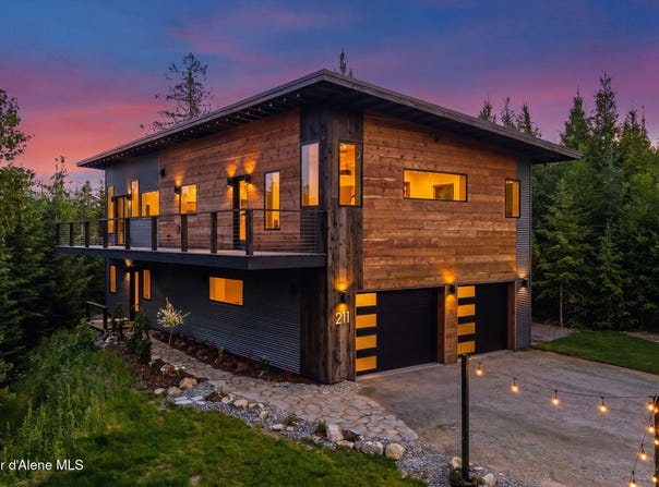 211 Daybreak Dr, Sandpoint, ID 83864