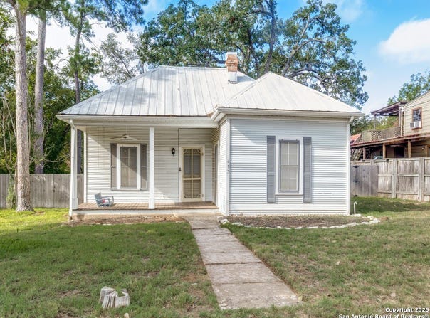 413 E College St, Fredericksburg, TX 78624