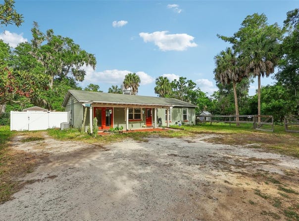 321 E 11TH AVENUE, MOUNT DORA, FL 32757