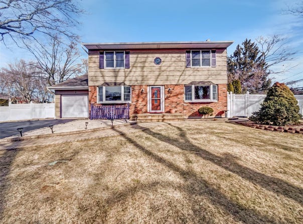 1 Charter Lane, Smithtown, NY 11787