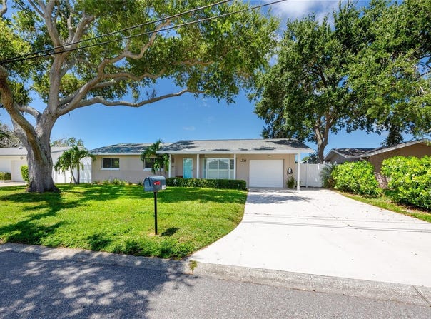 1744 HARBOR Circle E, LARGO, FL 33770