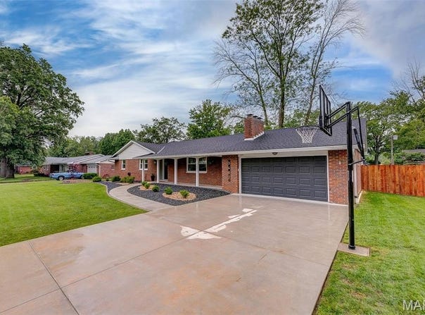 3402 Greenwood Lane, Godfrey, IL 62035