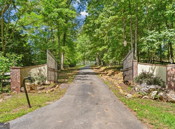 639 Hall Station, Kingston, GA 30145