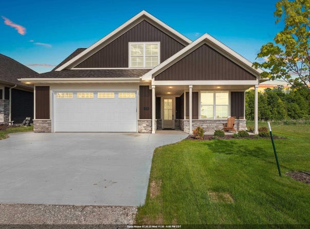 895 BLACK SWAN Drive, MENASHA, WI 54952-1823