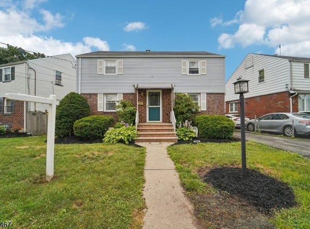 12 Macarthur Ave, Hasbrouck Heights Boro, NJ 07604-1515