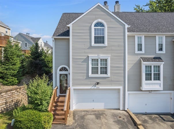 2692 Hunters Point Dr, Franklin Park, PA 15090