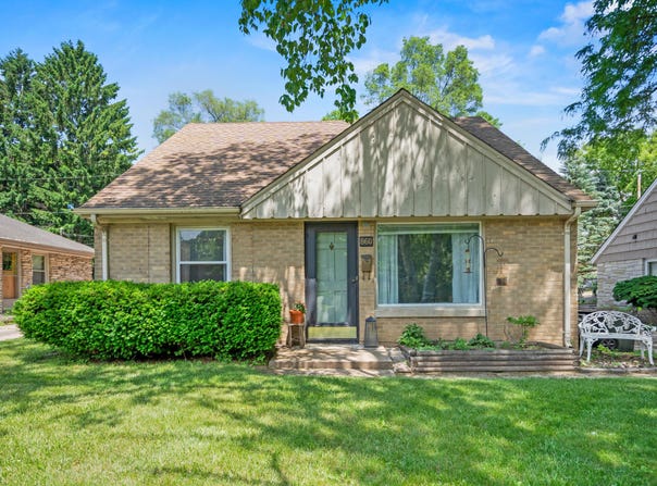 860 W La Salle Ave, Glendale, WI 53209