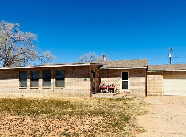 104 W McCallon Street, Sundown, TX 79372