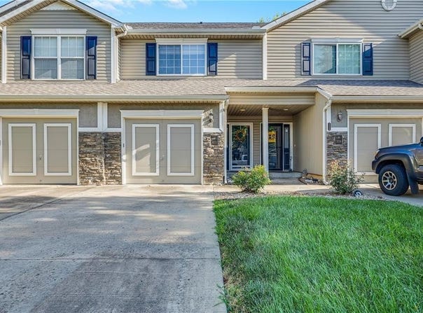 3222 SW Shadow Brook Drive, Blue Springs, MO 64015