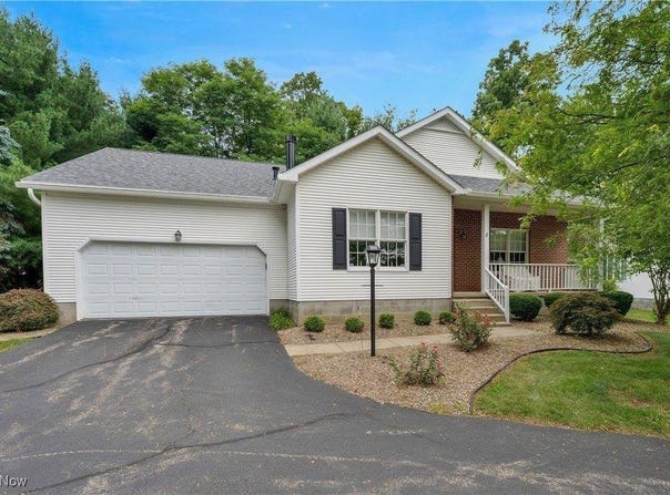 8 Hedgerow Place, New Middletown, OH 44442