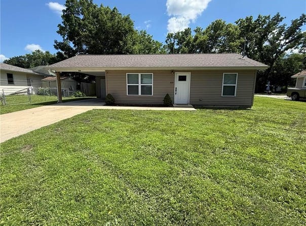 320 E Allison Street, Nevada, MO 64772