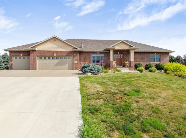 1698 Mustang Pass, Larchwood, IA 51241