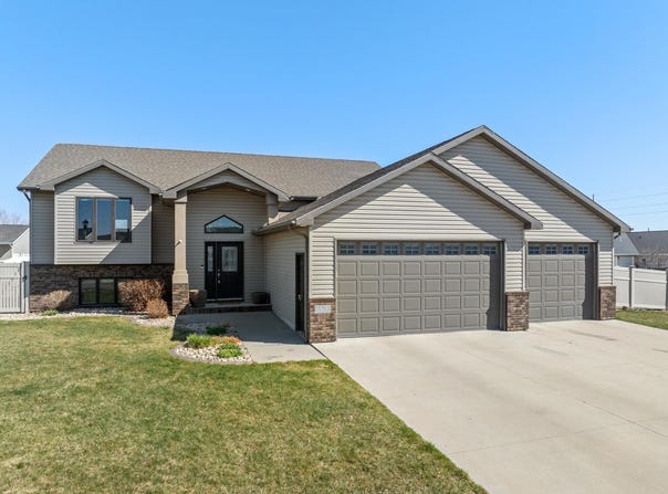 1817 35th Ave, Minot, ND 58701-7428