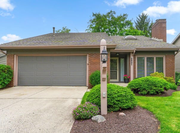 2521 E Saint Thomas Point, Fort Wayne, IN 46815-8566