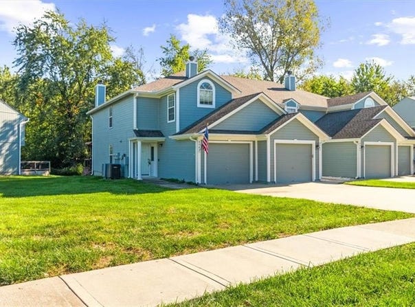 6067 NE Moonstone Drive, Lee's Summit, MO 64064